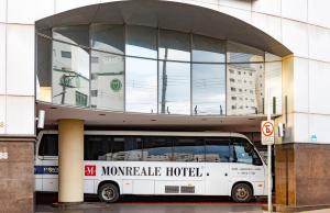瓜鲁柳斯Monreale Plus Guarulhos International Airport的一辆公共汽车停在大楼前