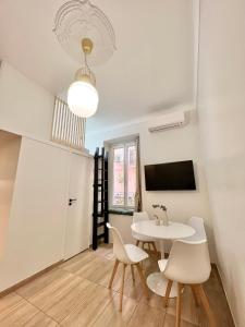 卡普戴尔Appartements neuf - Frontière de Monaco - clim - WIFI的一间配备有白色桌椅的用餐室