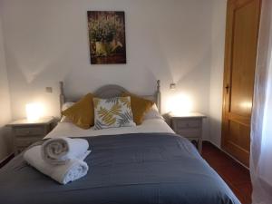 赫尔特HOTEL LOS ARENALES DE JERTE的一间卧室配有一张床,床上有毛巾