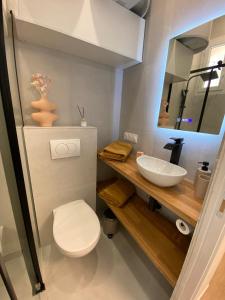 卡普戴尔Appartements neuf - Frontière de Monaco - clim - WIFI的浴室配有白色卫生间和盥洗盆。