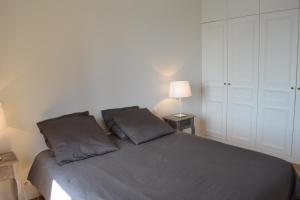 巴黎红磨坊二号公寓的一间卧室配有一张带两个枕头的床