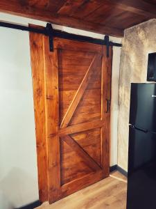 弗格拉什Marco’s Studio的配有冰箱的木门