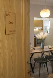 锡蒂亚Sitia Cozy Apartment的桌子旁的门上有一个标牌