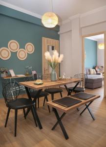 锡蒂亚Sitia Cozy Apartment的客厅配有木桌和椅子