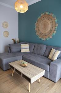锡蒂亚Sitia Cozy Apartment的蓝色的客厅配有沙发和茶几