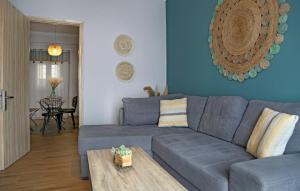锡蒂亚Sitia Cozy Apartment的客厅配有蓝色的沙发和桌子