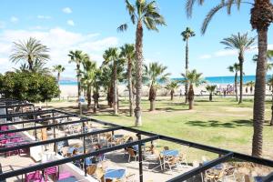 格拉德卡斯特利翁科斯塔阿萨哈尔酒店的从棕榈树度假村的阳台可欣赏到海滩景色
