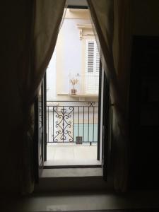孔韦尔萨诺La dimora dei ricordi的透过开放式窗户可欣赏到阳台的景色