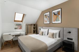 布达佩斯Florin Apart Hotel的一间卧室配有一张床、一张桌子和一把椅子