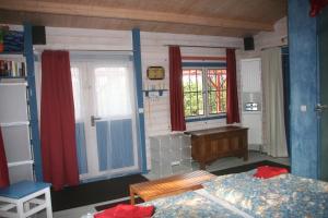 KamminkeRotes Haus Usedom的一间卧室设有两张床、一张桌子和窗户。