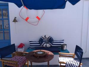 纳克索乔拉Yacht Marine Maison的客厅配有桌子和雨伞