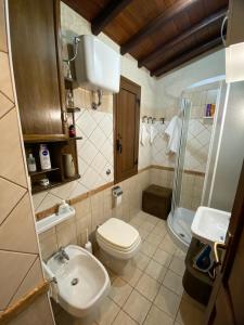 穆拉沃拉L'Uliveto HOLIDAY HOUSE -Casa Vacanze Indipendente-的浴室配有卫生间、盥洗盆和淋浴。