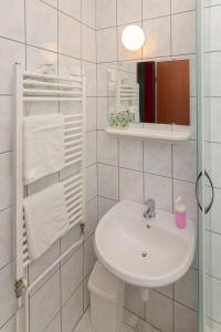 PodlehnikPenzion ob Ribniku的白色的浴室设有水槽和卫生间。