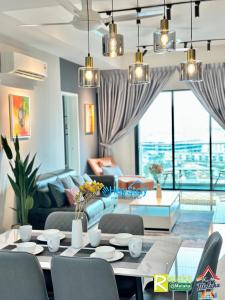 马六甲OngKimWee Residence By Heystay Management的客厅配有桌子和沙发