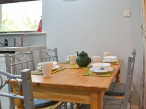 LeragsPuffin - Kerrera的一张木桌,上面有杯子和盘子