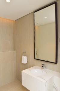 Three Bedroom Apartment at Address Residence Fujairah的一间浴室