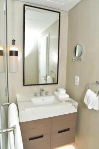 SharmThree Bedroom Apartment at Address Residence Fujairah的一间带水槽和大镜子的浴室