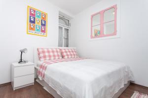 罗维尼Apartment Zdenac的白色的卧室设有床和窗户