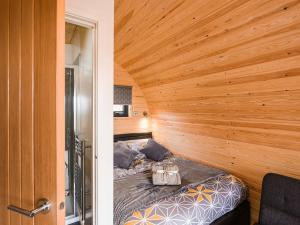 拉努辛Cae Bitfel - Uk37082的木墙客房的一张床位