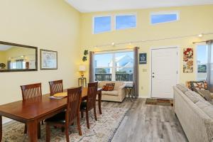 Cape San BlasCoastal Sunshine by Pristine Properties Vacation Rentals的客厅配有桌椅和沙发