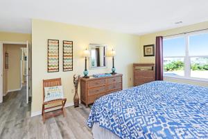 Cape San BlasCoastal Sunshine by Pristine Properties Vacation Rentals的一间卧室配有一张床、梳妆台和镜子
