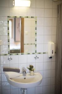 HyltenäsSju Sjöar的一间带水槽和镜子的浴室
