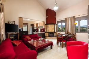 Kalamitsi AmygdaliAnna Maria的客厅配有红色的沙发和桌子
