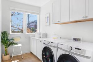 西雅图Elvis's Sweet Suite - 84 Walkscore的白色洗衣房配有洗衣机和烘干机