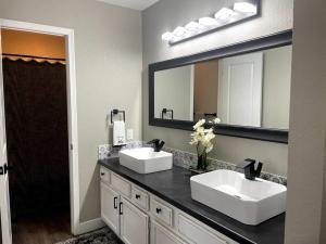 布兰森New Remodeled Luxury Condo By The Lake, No Stairs!的一间带两个盥洗盆和大镜子的浴室