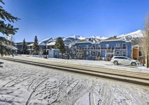 布雷肯里奇Main Street Breck, Walk Everywhere!的一条有房子和汽车的雪覆盖的街道