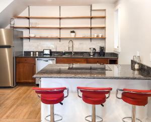 纽黑文Beautiful Wooster Sq. getaway - great neighborhood的厨房配有柜台和红色吧台凳
