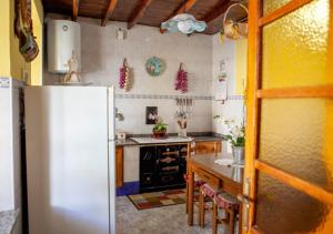 波拉-德拉维亚纳Casa Rural La Aldea的厨房配有白色冰箱和桌子