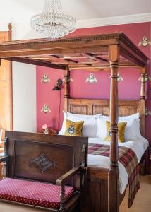 斯佩河畔格兰敦斯特拉撒伦住宿加早餐旅馆的一间卧室配有一张天蓬床和吊灯。