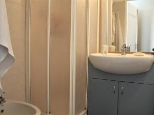 卢贝新城Appartement Villeneuve-Loubet, 2 pièces, 3 personnes - FR-1-252A-102的浴室设有白色水槽和镜子