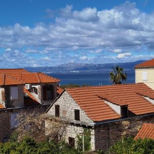 苏佩塔尔Apartmani Neva Supetar的从房屋屋顶上可欣赏到海景