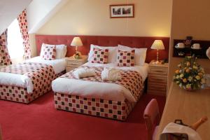 惠特比萨克森维尔酒店的红地毯旅馆客房的两张床