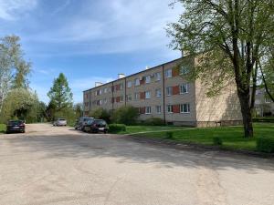 叶卡布皮尔斯Modern Apartment in Jekabpils的街道边有汽车停放的建筑物