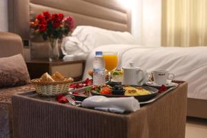 乌季达德斯利拉斯酒店的在酒店房间桌上摆上的早餐盘