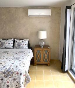 拉巴斯Villa Esterito的一间卧室,配有一张床和床头灯