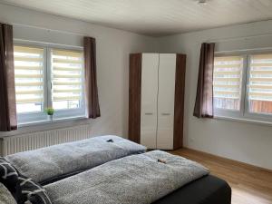 OberferlachLandhaus Graf的一间卧室设有两张床和两个窗户。