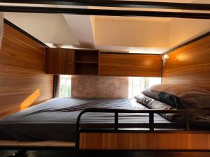 香港休闲小窝的一间卧室配有木墙床