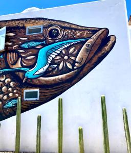 拉巴斯Villa Esterito的墙上的鱼画