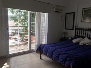 MunroCentro comercial munro的一间卧室设有一张床和一个大窗户