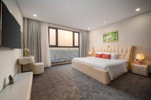 岘港Golden Lotus Grand的酒店客房设有一张床和一个大窗户