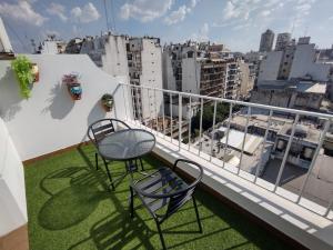 布宜诺斯艾利斯因帕拉酒店的市景阳台配有两把椅子和一张桌子