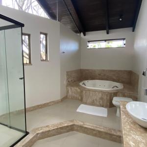 南圣弗朗西斯科Pousada Casa da Praia的带浴缸和盥洗盆的浴室