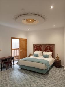 索维拉Riad Mellah的一间卧室配有一张大床和一张桌子