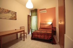 卡塔尼亚维斯特公寓酒店的小房间设有一张床和一张桌子