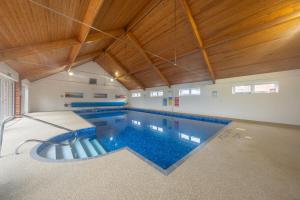 RoughtonThe Felmingham的天花板房间的游泳池