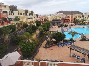 El GuinchoSunny apartament的享有带游泳池的度假村的空中景致